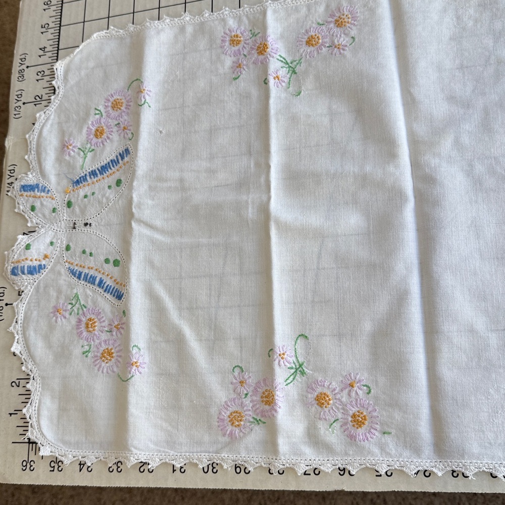Vintage Spring Kitchen Linens Lot, 2 tablecloths, 2 table runners - Picture 7 of 16